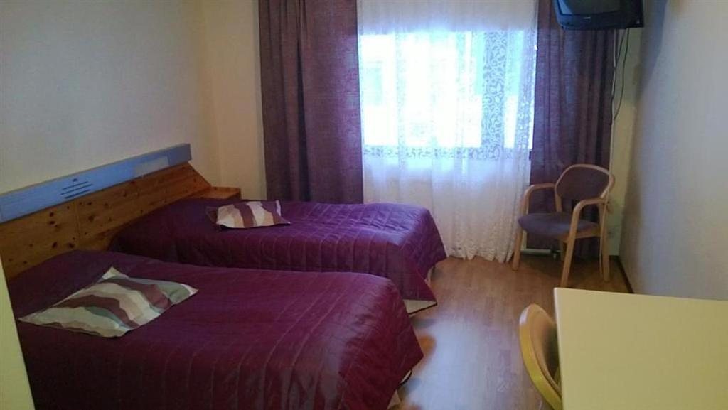 A twin room at Otsolan Hovi