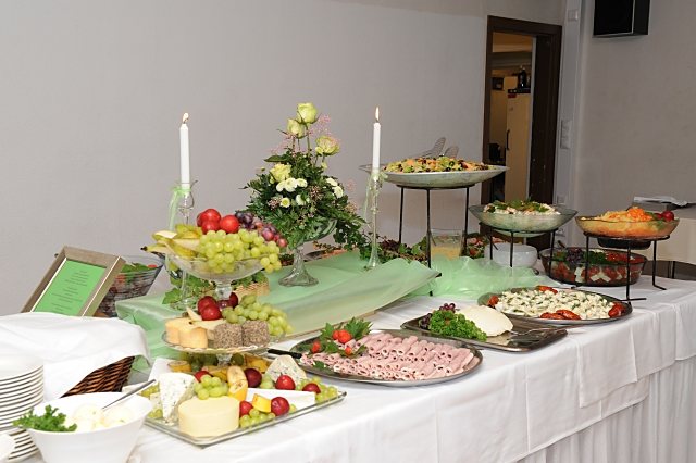A cold buffet spread at Otsolan Hovi
